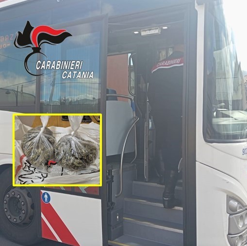 Randazzo, minorenne “pizzicato” dai Carabinieri sull’autobus con la droga nello zaino: arrestato