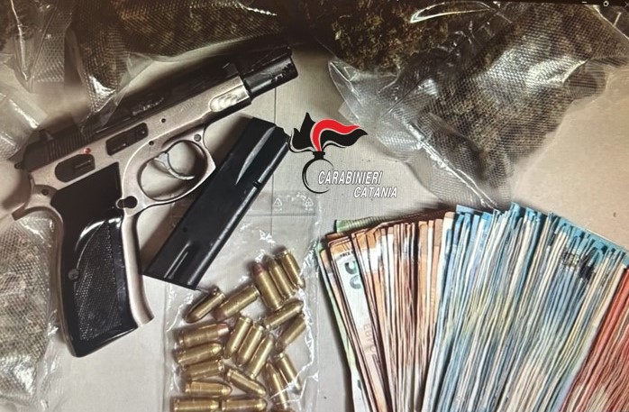 Carabinieri irrompono a casa di un 28enne e trovano armi, droga e contanti: arrestato VIDEO