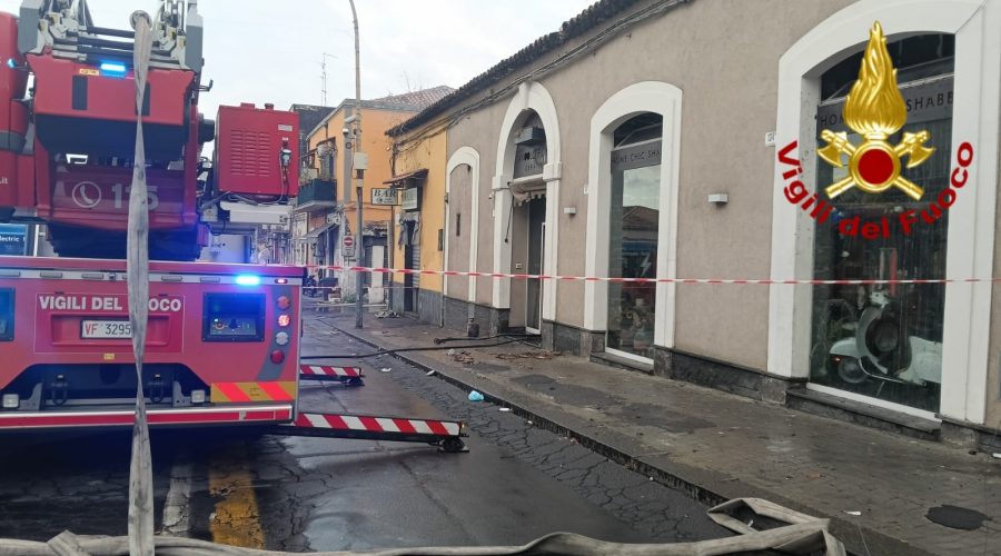A fuoco, nella notte, una rivendita di fiori. Incertezza sulle cause