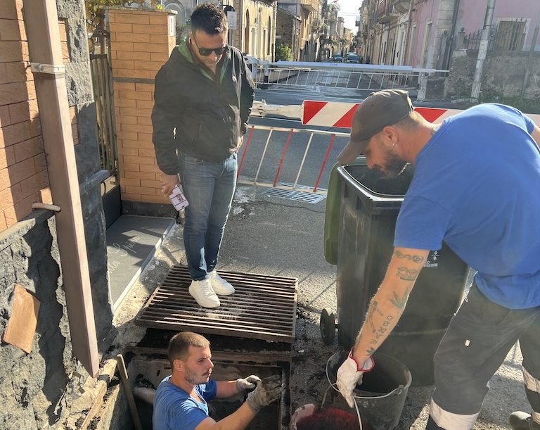 Fiumefreddo di Sicilia, avviata la pulizia delle caditoie in vista delle piogge autunnali