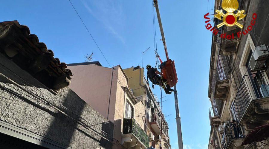 Cade in casa: 57enne soccorsa dai vigili del fuoco