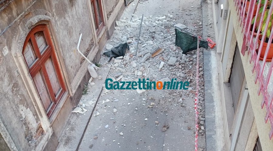 Giarre, crolli nel palazzo di corso Italia: “Occorre un intervento vero, strutturale, definitivo”. Oggi operai nel cantiere. Sgomberati i residenti di via Ameglio