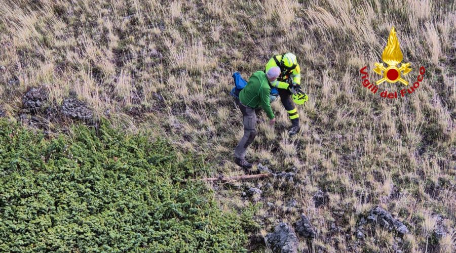 Etna, “Drago 146” soccorre turista tedesco in località Grotta del Gelo