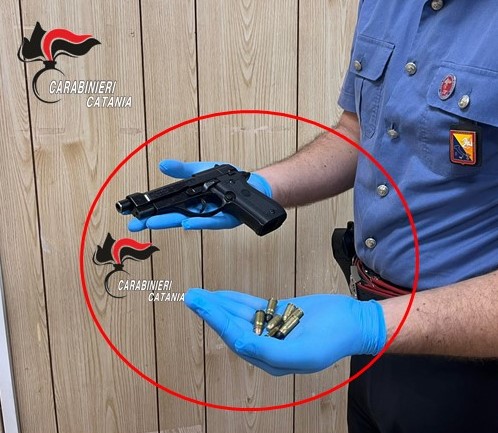 In giro con pistola, munizioni e più di 4000 euro in tasca: arrestato dai Carabinieri
