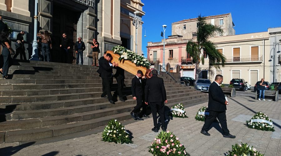 Mascali, una folla commossa per l’ultimo saluto a Pietra Monforte, tragicamente scomparsa