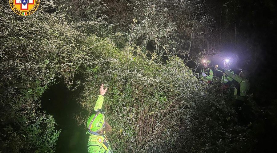 Va a raccogliere castagne e scivola in un dirupo. Vigile del fuoco si cala da elicottero e precipita rovinosamente. Entrambi ritrovati e soccorsi stamane