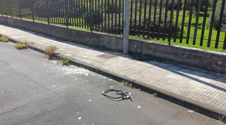 Giarre, tragedia sfiorata in via Almirante: precipita al suolo una lampada dell’illuminazione pubblica