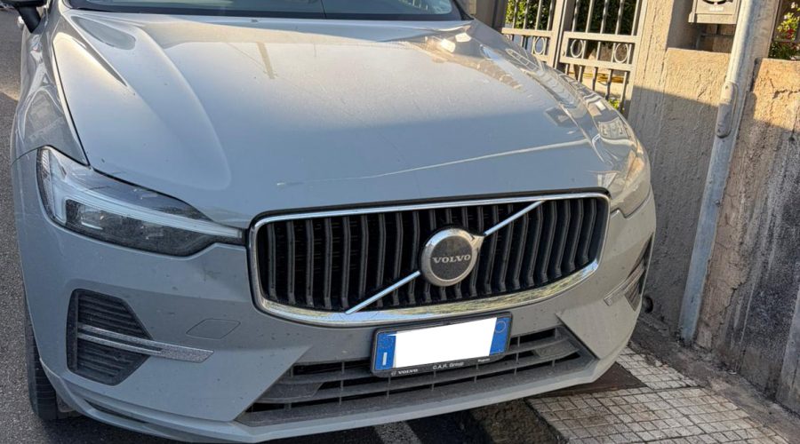 Zafferana, polemica infinita sull’Ottobrata: parcheggi a pagamento… sul marciapiede. È bufera