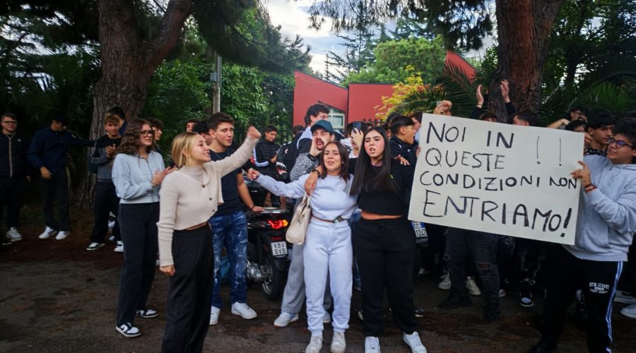 Protesta degli studenti dell’Istituto Superiore Nautico Rizzo di Riposto VIDEO