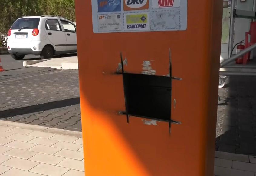 Raid notturno ai distributori: colonnine self razziate a Giarre, Mascali e Motta Sant’Anastasia