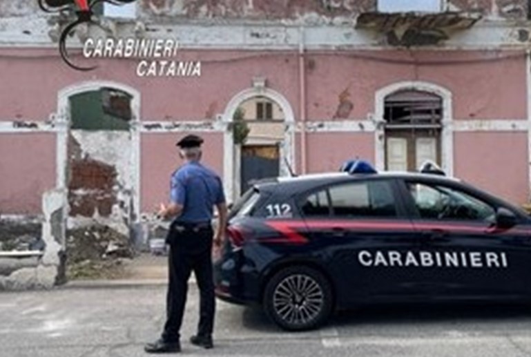 Lavori abusivi, eternit e operai in nero: in pratica il cantiere “perfetto”. Denunciato 29enne a Riposto