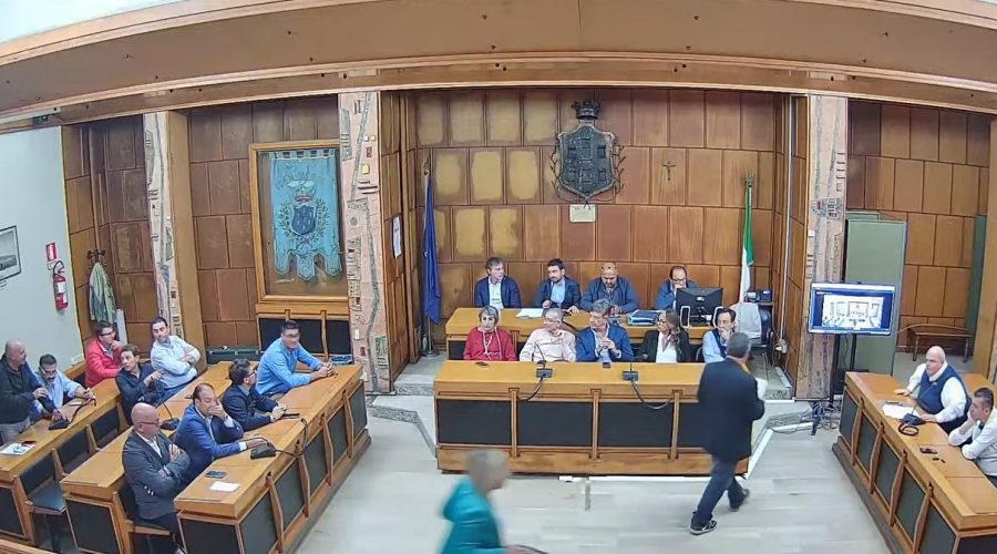 Giarre, la Spitaleri rompe con la maggioranza: “Sindaco ondivago, patto tradito”. Il Consiglio dice sì all’unanimità per i lavoratori