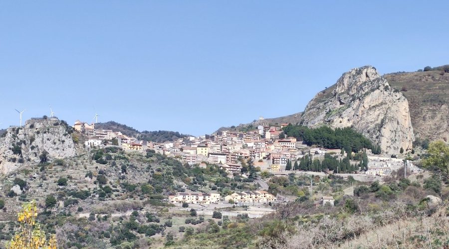 La cravatta, simbolo di eleganza intramontabile, protagonista di una mostra a Roccella Valdemone