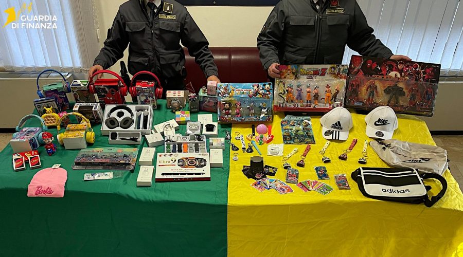 “Black Friday” e truffe: Gdf sequestra oltre 9.400 prodotti contraffatti in 4 esercizi commerciali. Denunciati i titolari