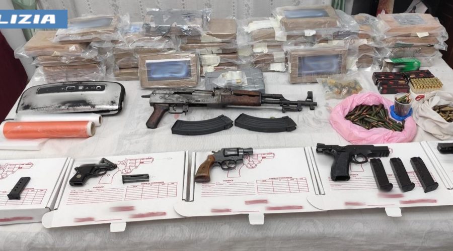 Armi da guerra e ben 35 kg di cocaina: manette per un 48enne