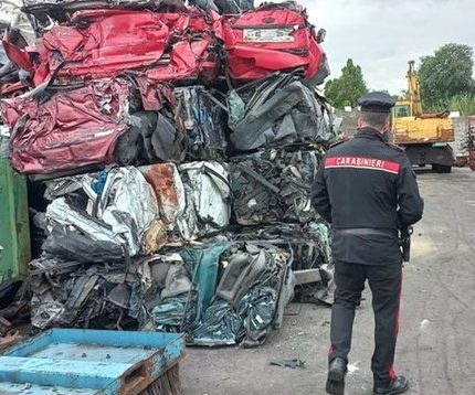 Giarre, demoliva le auto senza separare i rifiuti: denunciato dai Carabinieri un autodemolitore