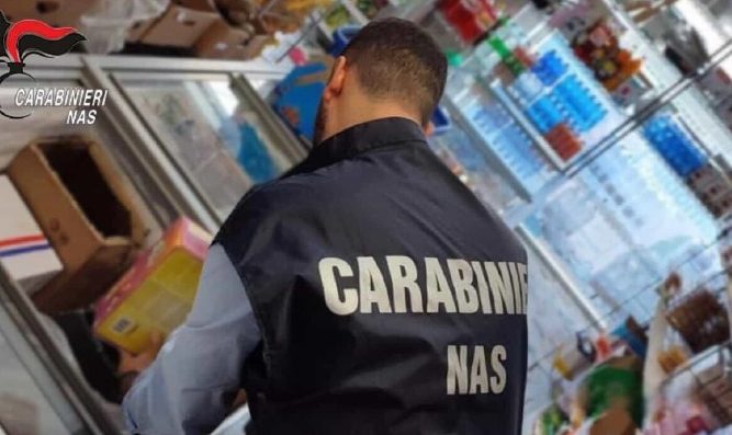 Controlli del Nas: prodotti invasi da parassiti. Chiuso un supermercato