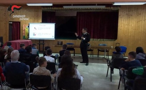 Bullismo e cyberbullismo, i consigli dei Carabinieri agli studenti del De Amicis di Randazzo