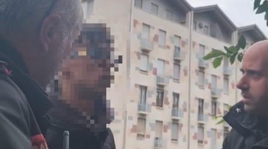 Minaccia di lanciarsi da un balcone: salvato dai carabinieri