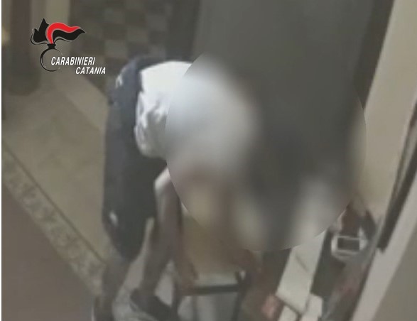 Ruba contanti e preziosi per 30.000 euro in un B&B: individuato e denunciato