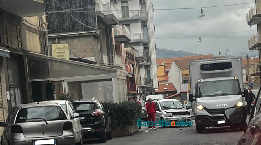 Giarre, scontro tra un’auto e un furgone all’incrocio fra via D’Azeglio e via Fratelli Cairoli