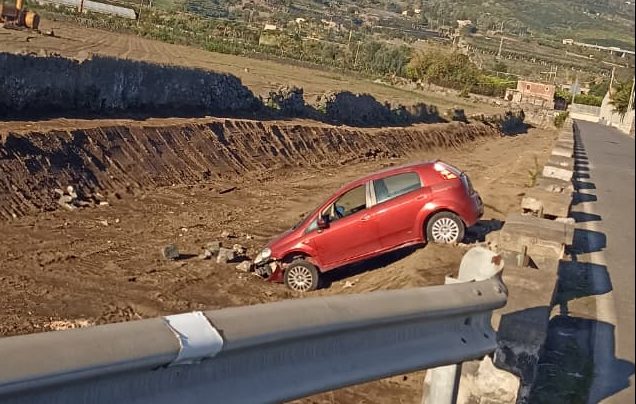 Incidente nella notte sulla via Mascali-Riposto: auto sfonda il muro e finisce nel torrente