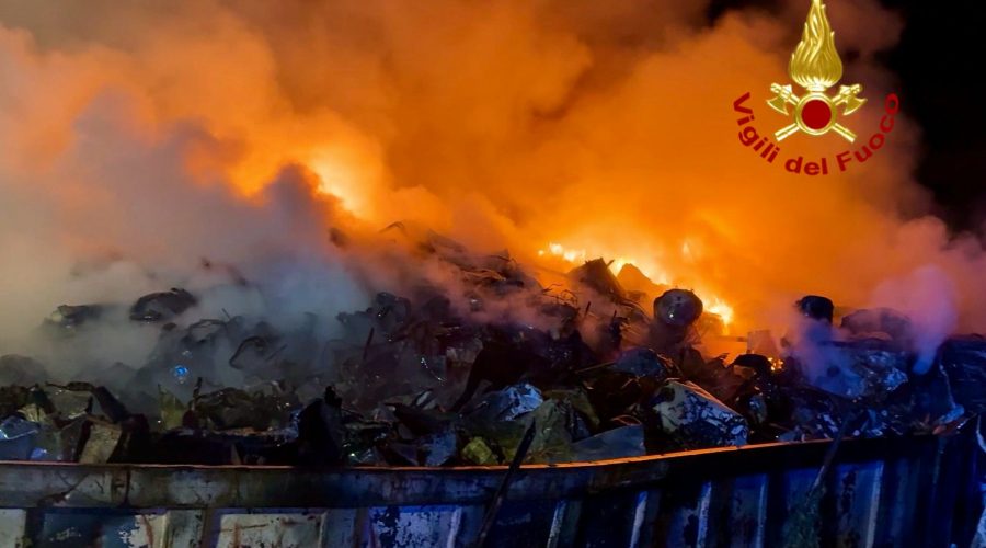 Vasto incendio in un’azienda di trattamento di materiale ferroso a Vaccarizzo VIDEO