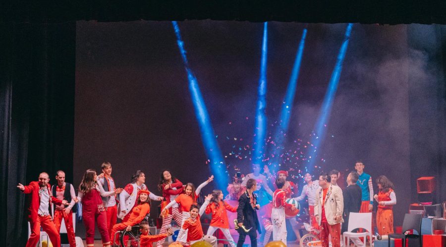 Riposto celebra la Giornata mondiale dei diritti dell’infanzia con lo spettacolo “Rosso – La bottega dei bottoni”