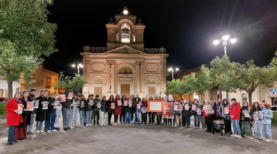 Giarre, “No alla violenza sulle donne”: sit-in in piazza Carmine e appello per l’educazione sessuo-affettiva nelle scuole VIDEO