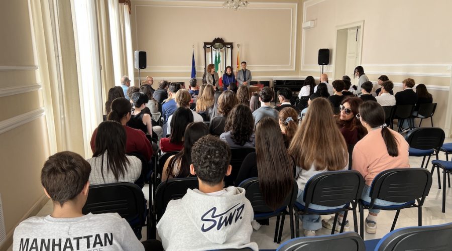 Riposto, ricevuti in Municipio gli studenti Erasmus del Belgio ospiti dell’Istituto d’Istruzione ‘Amari – Rizzo – Pantano’