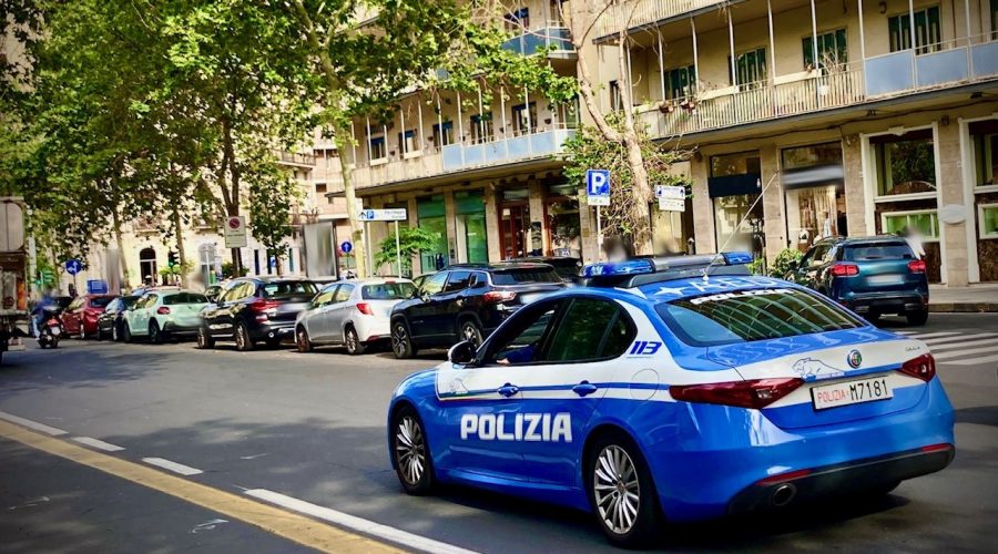 Tenta di rubare dalle auto in sosta, scoperto dalla vittima e bloccato dai poliziotti: pluripregiudicato arrestato