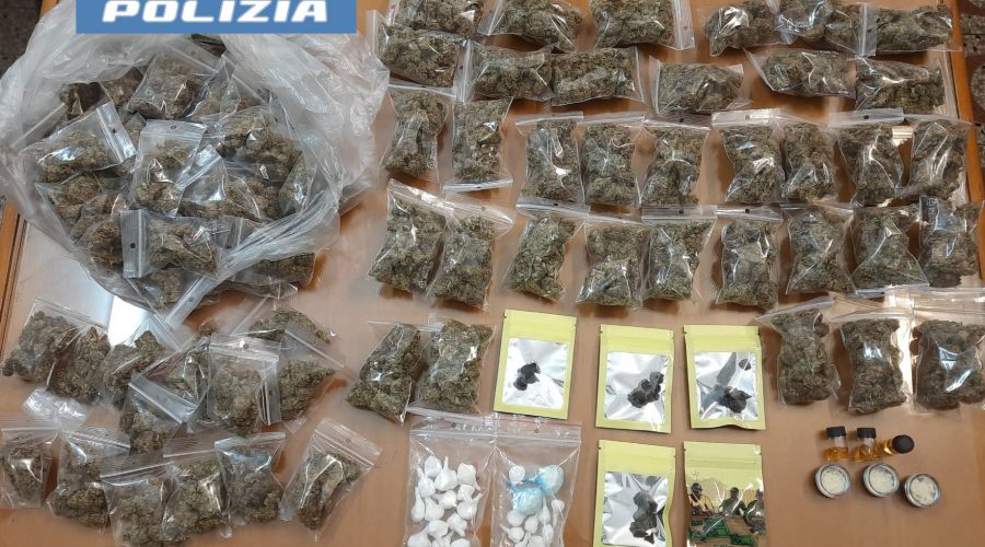 Nello zaino non libri ma droga per tutti i gusti: arrestati due fratelli