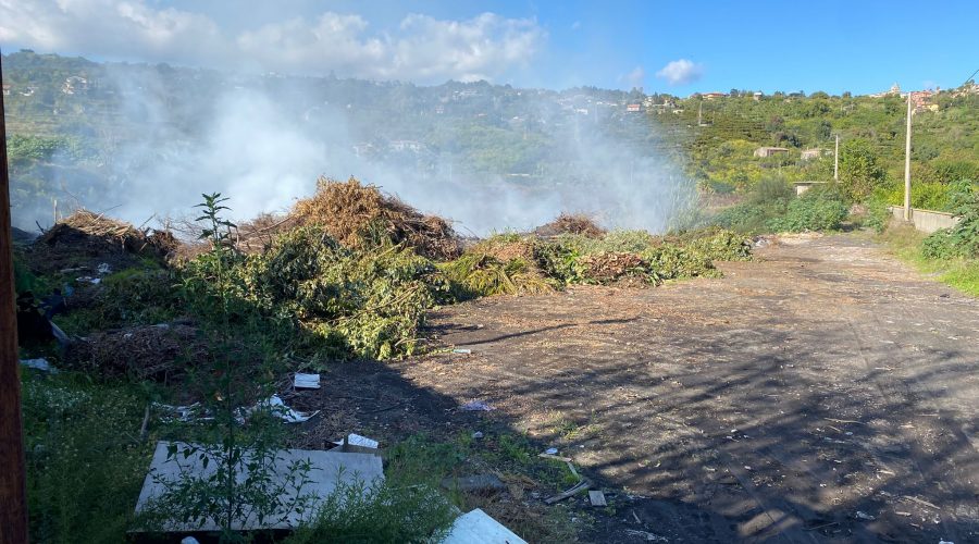 Giarre, Barbagallo all’attacco per i roghi tossici dell’ex discarica: “Inaccettabile che la discarica bruci per oltre 40 ore”