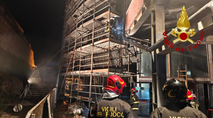 Incendio al Centro fieristico “Le Ciminiere” di Catania. Intervento dei Vvf