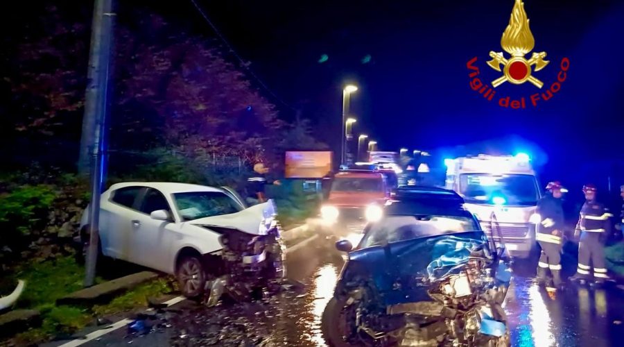 Linguaglossa, scontro frontale tra due auto lungo la SS 120