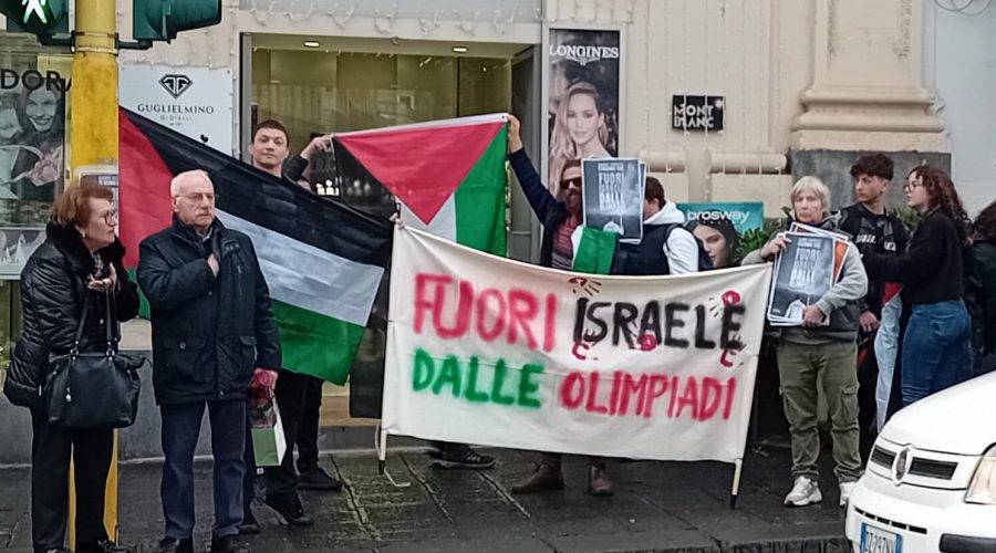 La fiaccola olimpica a Giarre, ma la protesta non manca: “Stop alla strage”