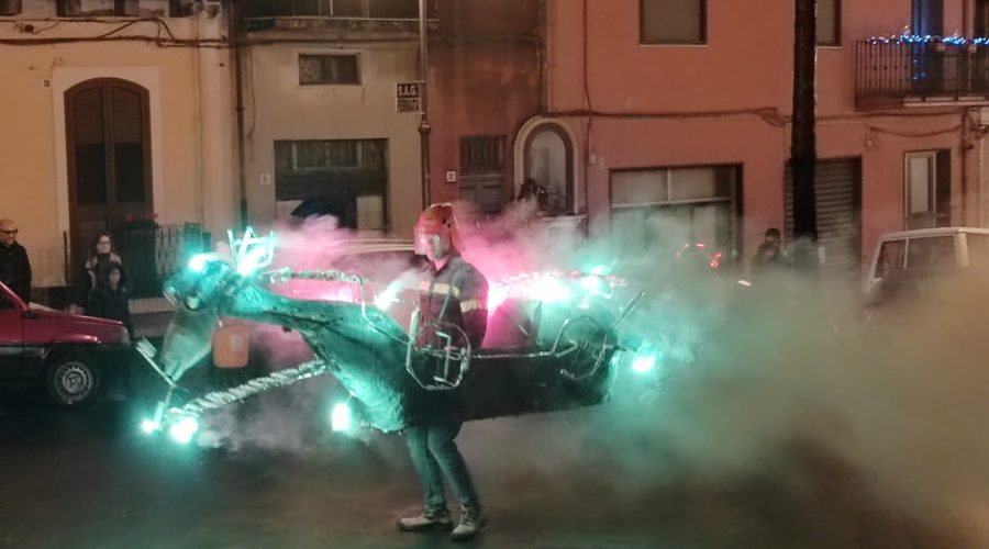 Lo ‘Sceccu’ di San Giovanni Montebello incanta la piazza: fuoco e folklore