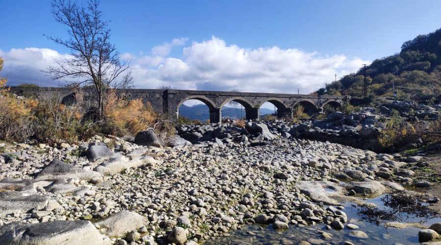 Alcantara: il fiume in secca nel tratto “Piccole Gole”. Emergenza rifiuti lungo il torrente San Paolo a Francavilla