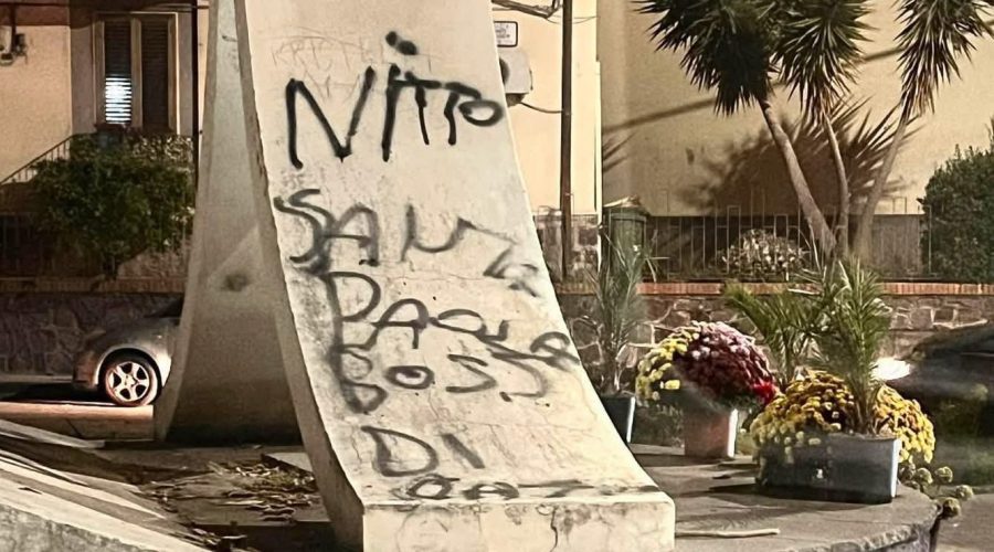 Acireale, sfregiata la stele del Sacro Cuore di Gesù in piazza Dante con scritte inneggianti la mafia