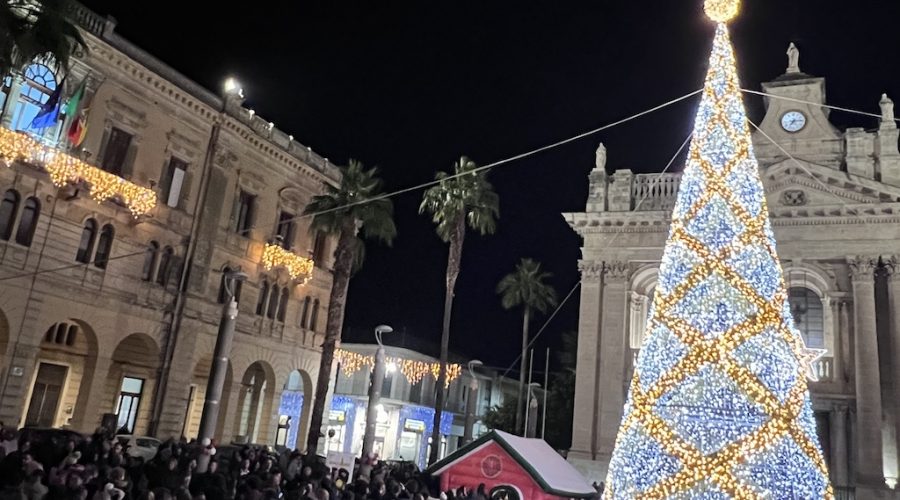Riposto, grande successo in piazza San Pietro per l’avvio delle festività natalizie