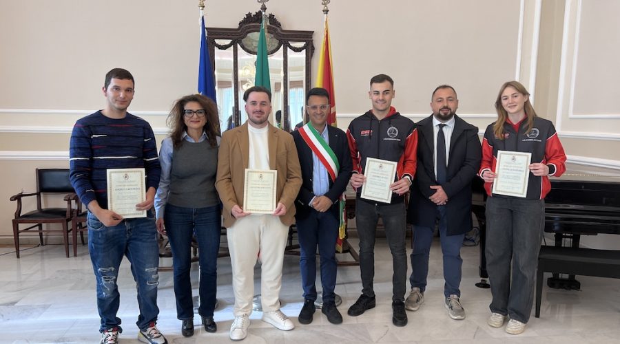 Riposto premia le sue eccellenze, conferiti gli Onori del Gonfalone a cinque giovani talenti della città