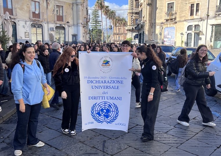 Dai banchi di scuola alle piazze: gli studenti dell’IIS ‘Amari – Rizzo – Pantano’ portano i Diritti Umani tra Giarre e Riposto