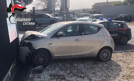 Fugge alla vista dei Carabinieri ma si schiana con l’auto: preso con 100 grammi di marijuana e arrestato