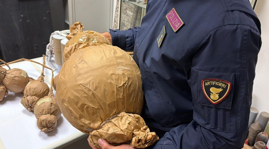 Pizzicati a Santa Venerina con un furgone carico di manufatti esplosivi: tre arresti VIDEO