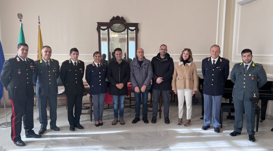 Riposto, scambio di auguri al Municipio con le forze dell’ordine. Vasta: “Un’occasione per ribadire la nostra gratitudine”