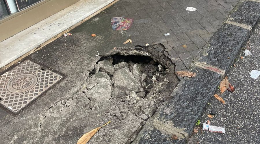 Giarre, crolla porzione di marciapiede in via Quasimodo: si apre una pericolosa voragine