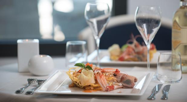 Era al ristorante con un’altra donna quando viene girato un video spot per i social: la moglie vede il video e lo lascia