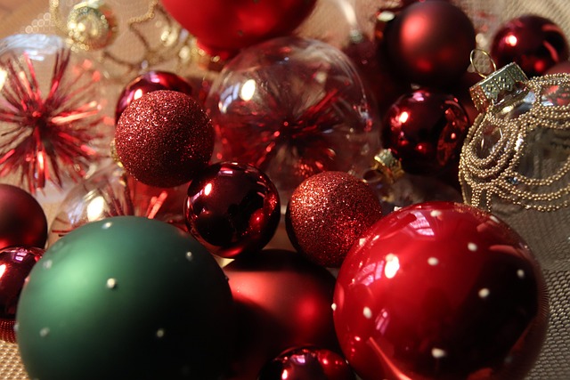 Palline di Natale: tendenze e idee per decorare l’albero con stile