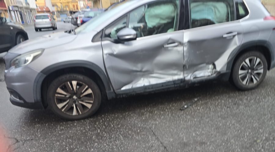 Giarre, scontro tra due auto all’incrocio fra via D’Azeglio e via Fratelli Cairoli