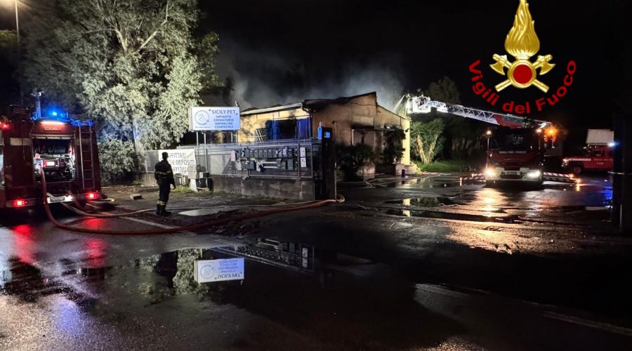 Vasto incendio nella zona industriale di Catania: evacuato anche lo stabilimento della St Microelectronics